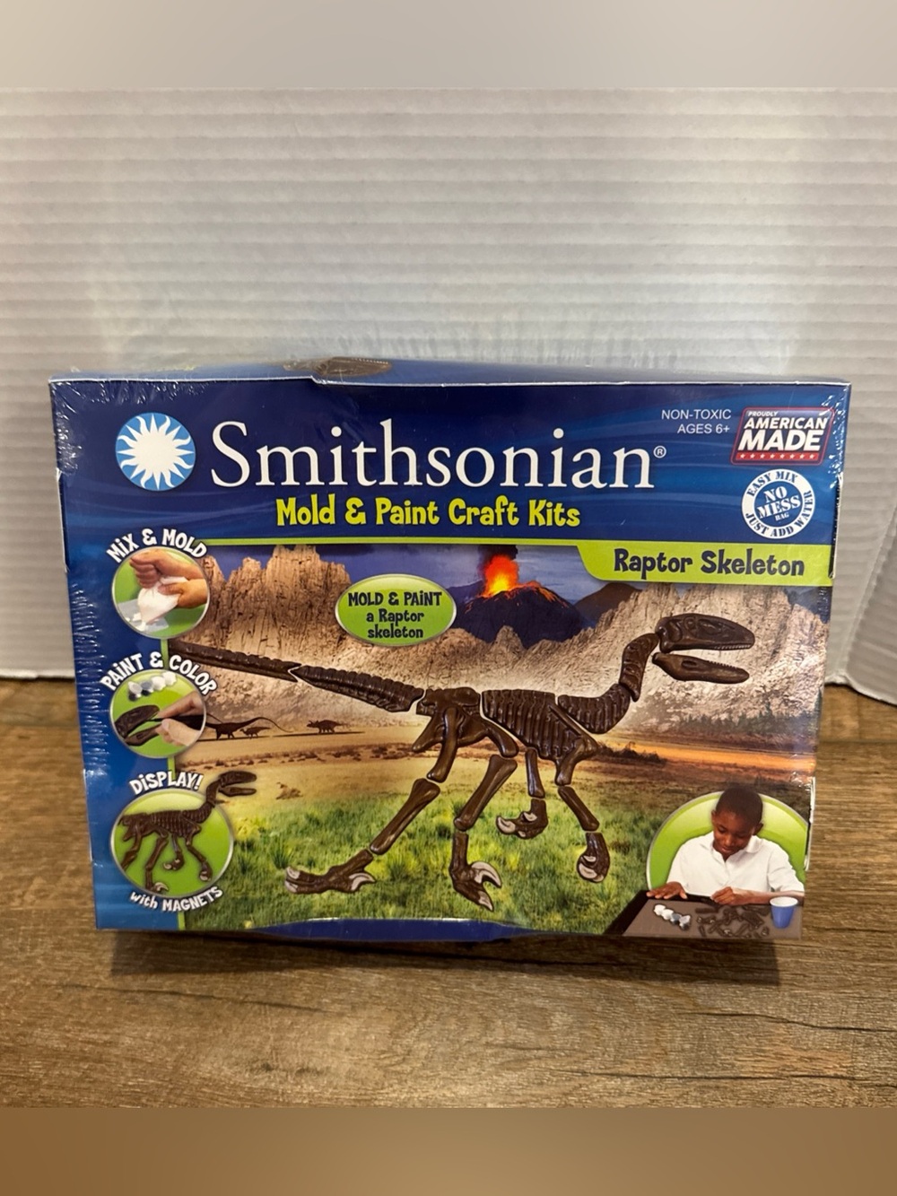 Smithsonian Museum Mold and Paint Raptor Skeleton Kit-Brand Dinosaur! Damage Box
